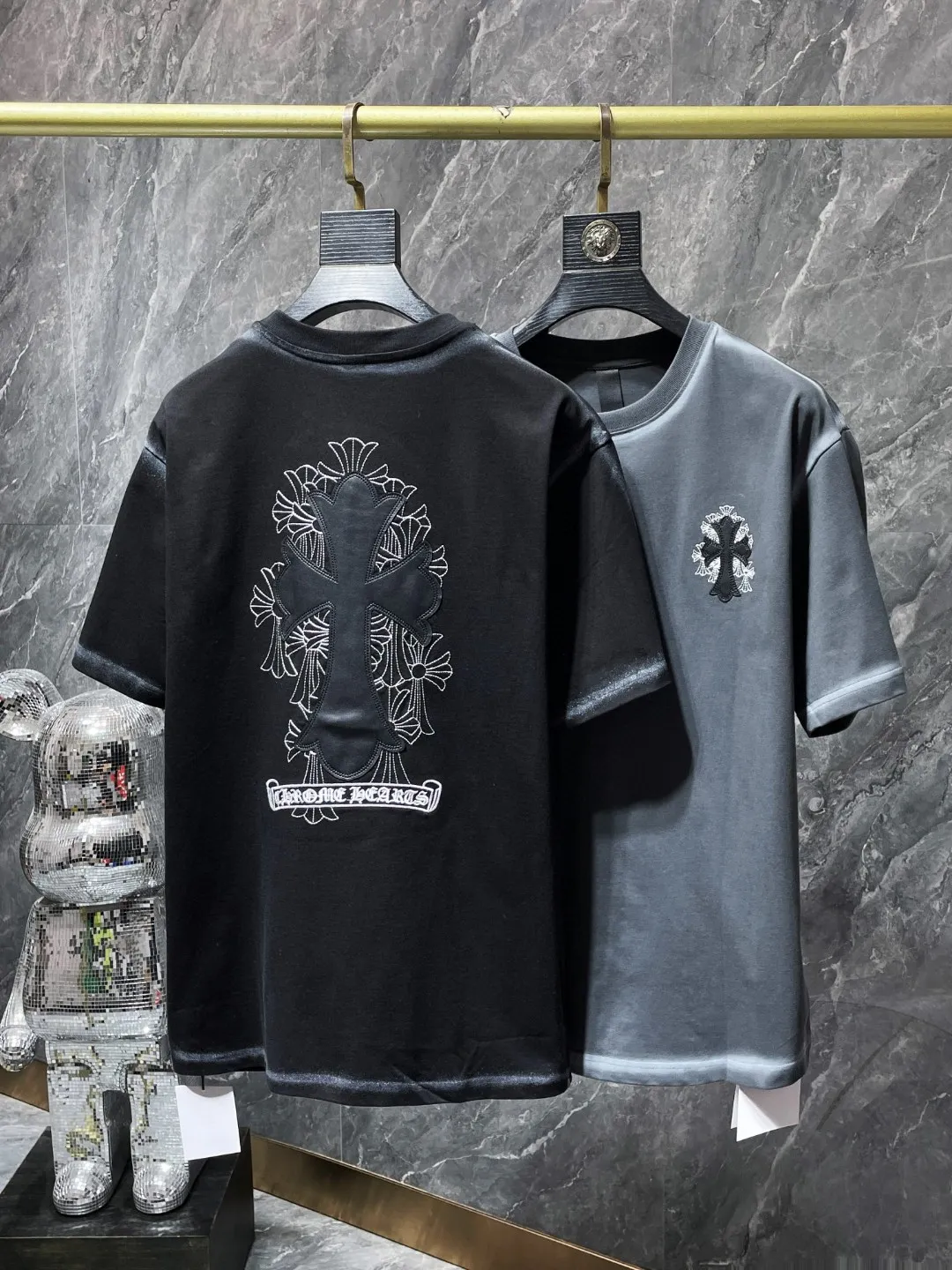 P170 New Chrome Hearts 25ss for summer. High-weight, environmentally friendly and high-quality top-grade fabric. 260g~285g. Short sleeves with Chrome cross and leather printing technology. High version embroidery➕leather version. Counter synchronization. Re-engraved version 1:1. Recommended colors: gray black. Size: S, M, L, XL.